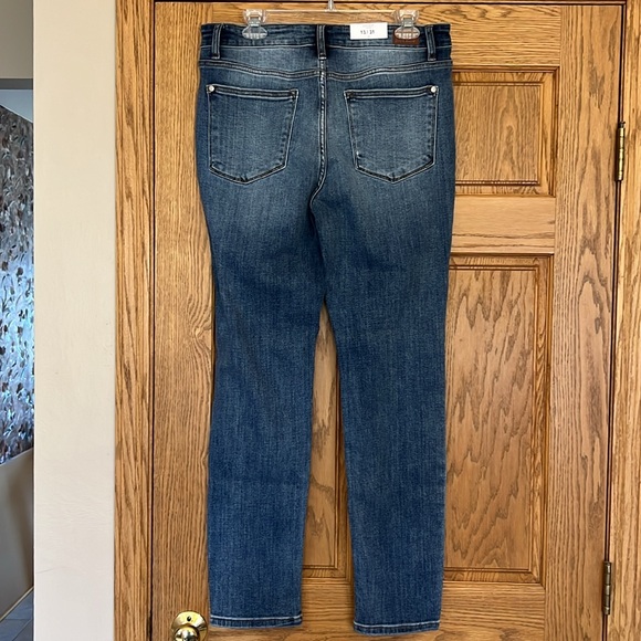 NWT Judy Blue Mid Rise Slim Fit Jeans. Size 13/31 - Picture 2 of 8